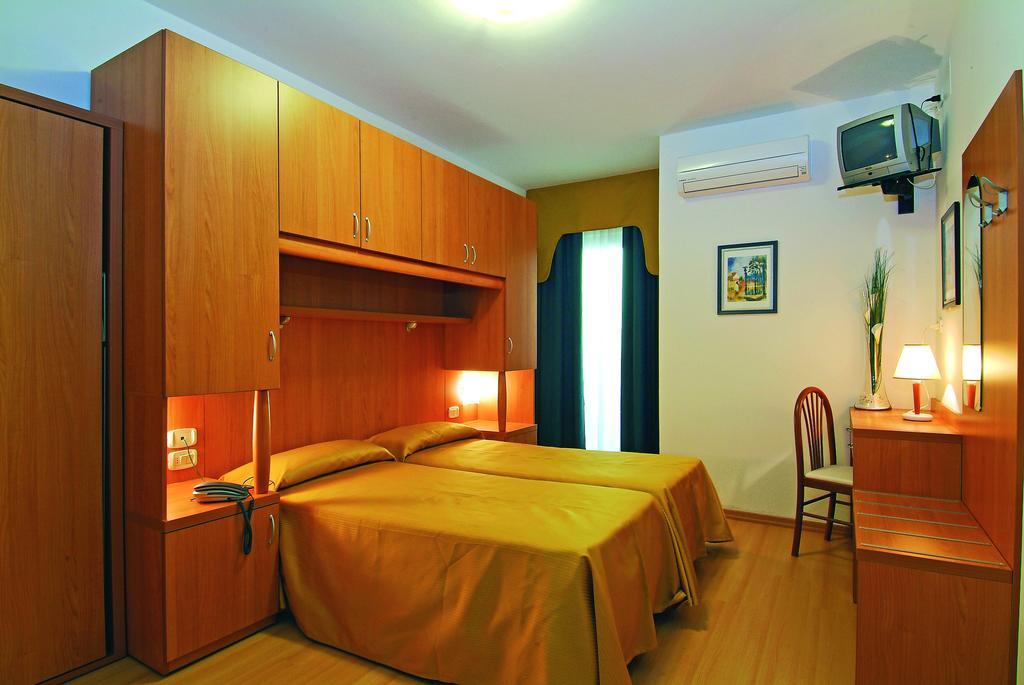 Hotel Garni Losanna Бібіоне Номер фото