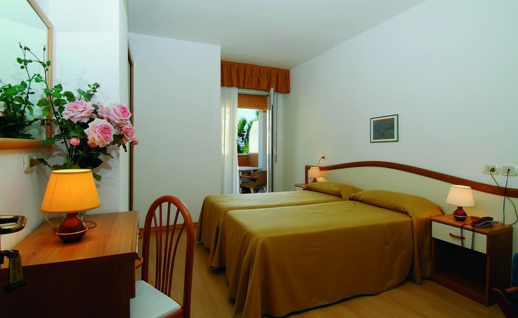 Hotel Garni Losanna Бібіоне Номер фото