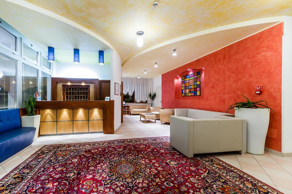 Hotel Garni Losanna Бібіоне Екстер'єр фото